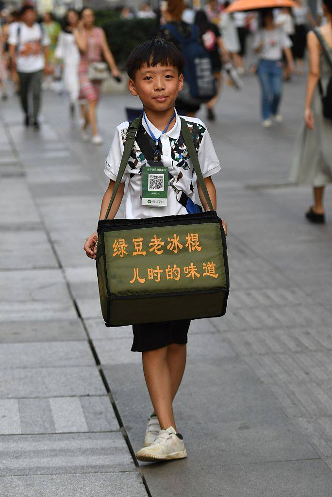 为了攒钱进城找父亲儿子背着母亲偷偷卖冰棍