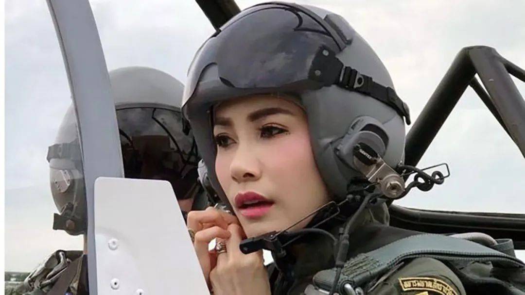 诗妮娜贵妃释放不到10小时就被泰王用飞机接走来不及梳妆打扮