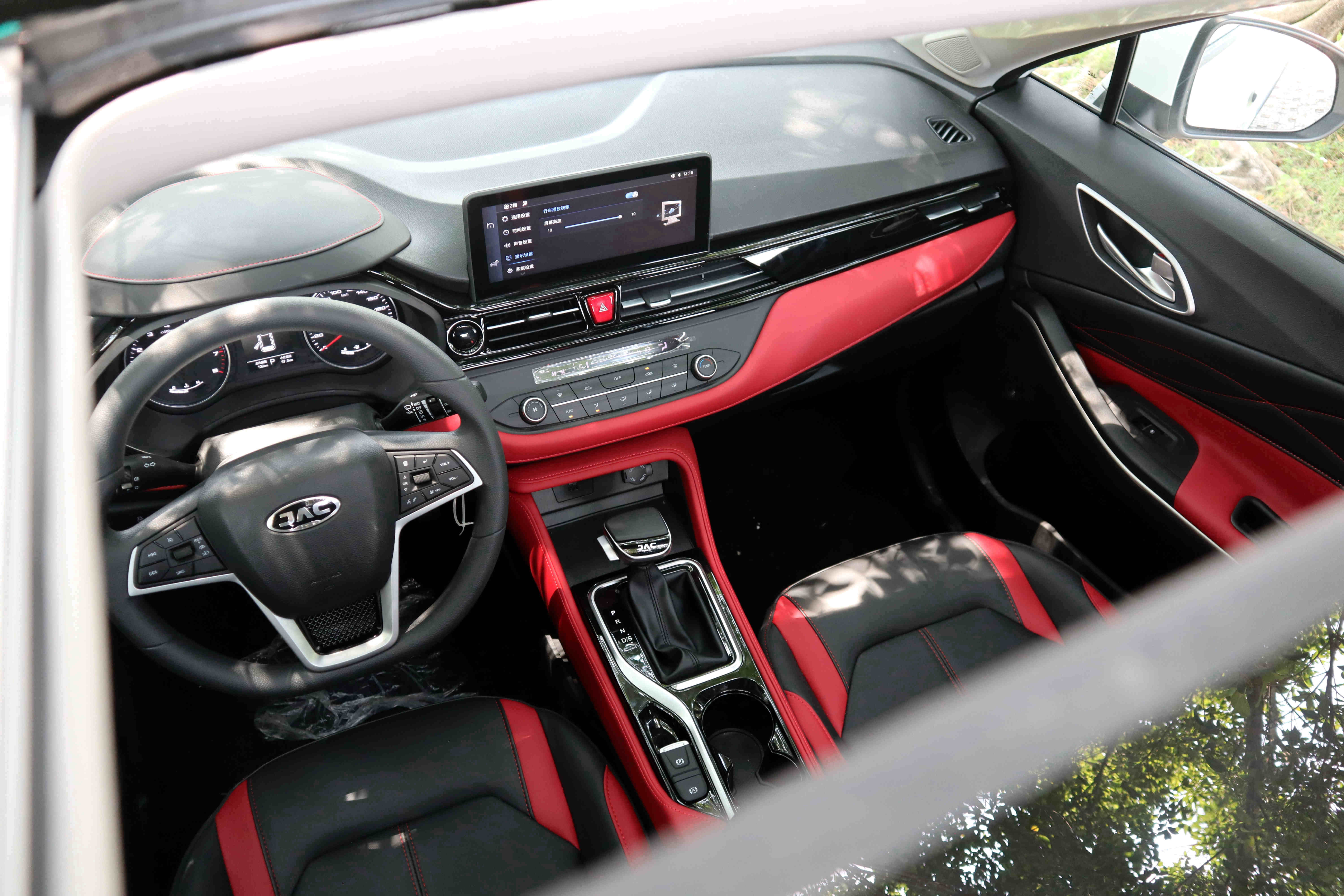 内饰方面,嘉悦x4有红黑双拼撞色版本可供选择,能有效提升车辆的运动
