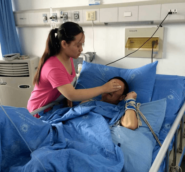 原创植物人妈妈躺床两年爸爸拉扯俩娃照顾妻子娃能叫声妈很幸福