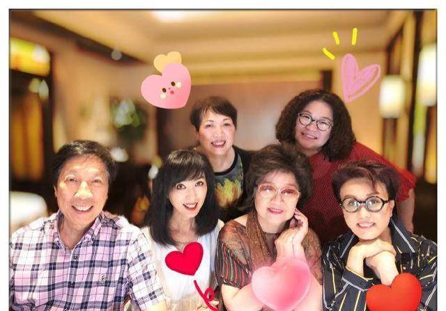 63岁米雪和70岁徐小凤合体同框,年龄相差7岁,颜值感觉隔了一代