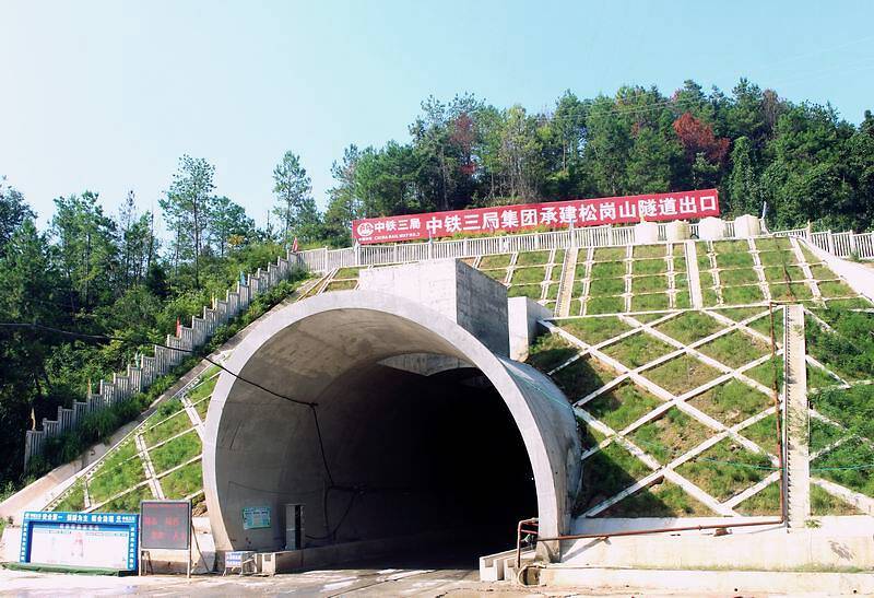 中铁三局承建赣深高铁广东段最长隧道 松岗山隧道顺利贯通