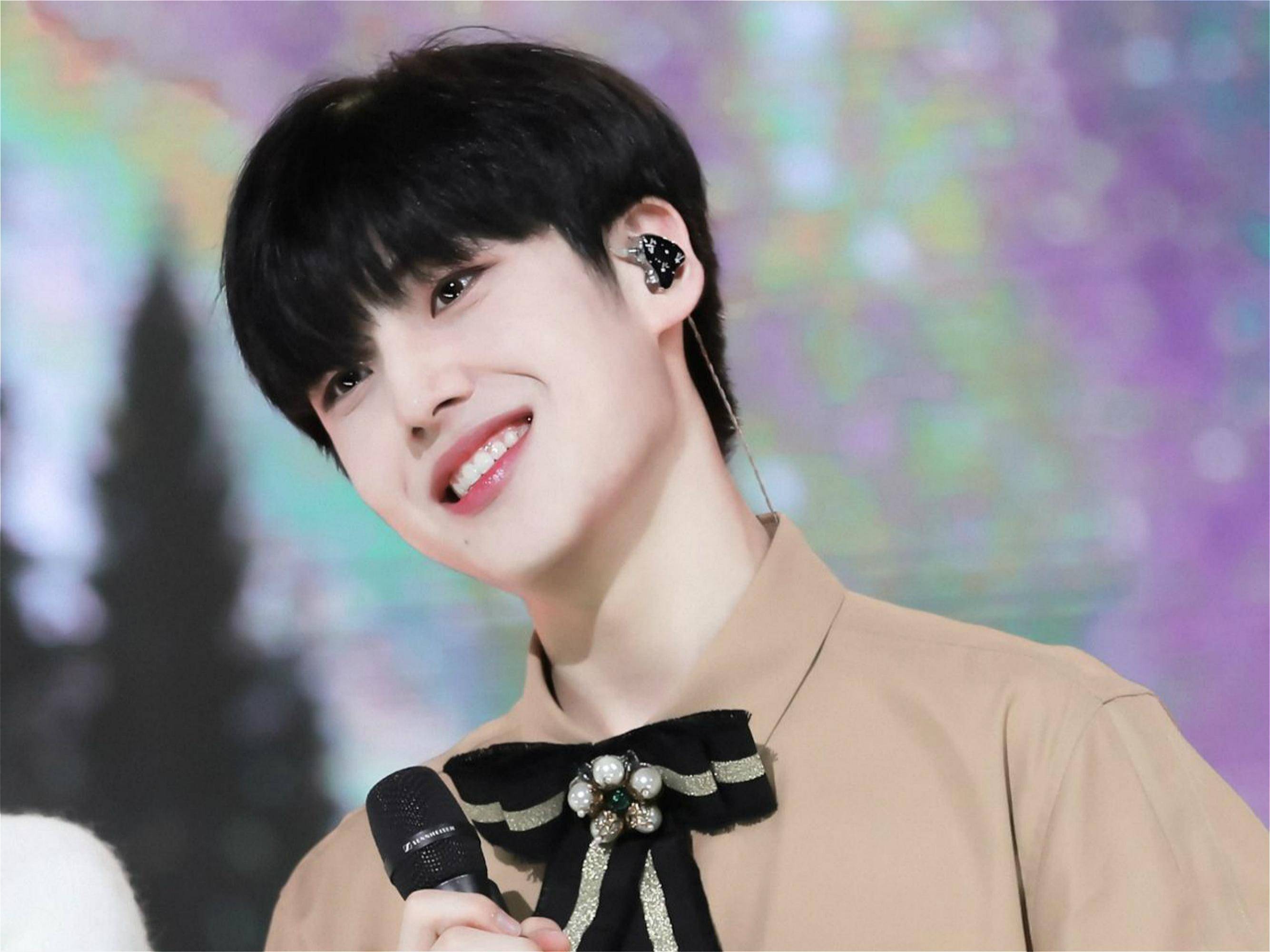 韩国18岁歌手李垠尚举行申告仪式