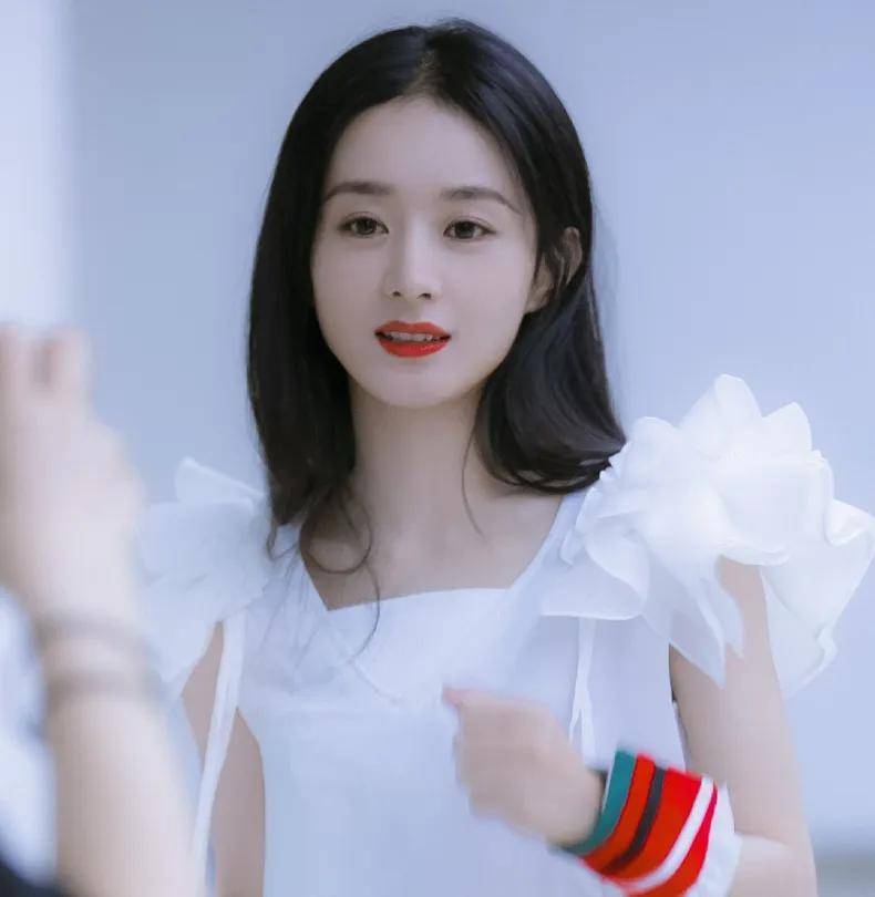 有种"减龄"叫赵丽颖,换个发型年轻好几岁,直接美成初恋脸