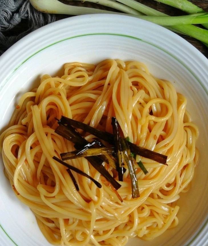 两根葱一份面条,教你做浓香四溢的葱油面,一吃就会上瘾的早餐_香葱