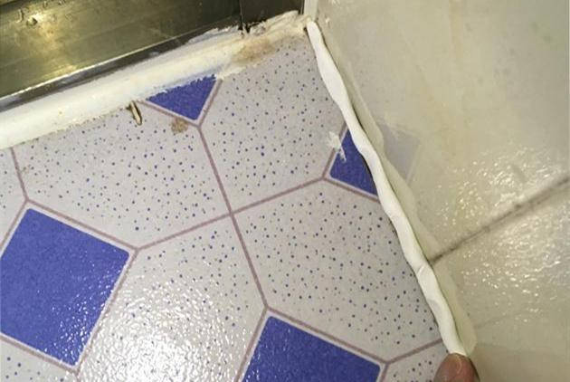 避免缝隙发黑发霉传统的缝隙种填补的是填缝剂,在潮湿的环境下容易