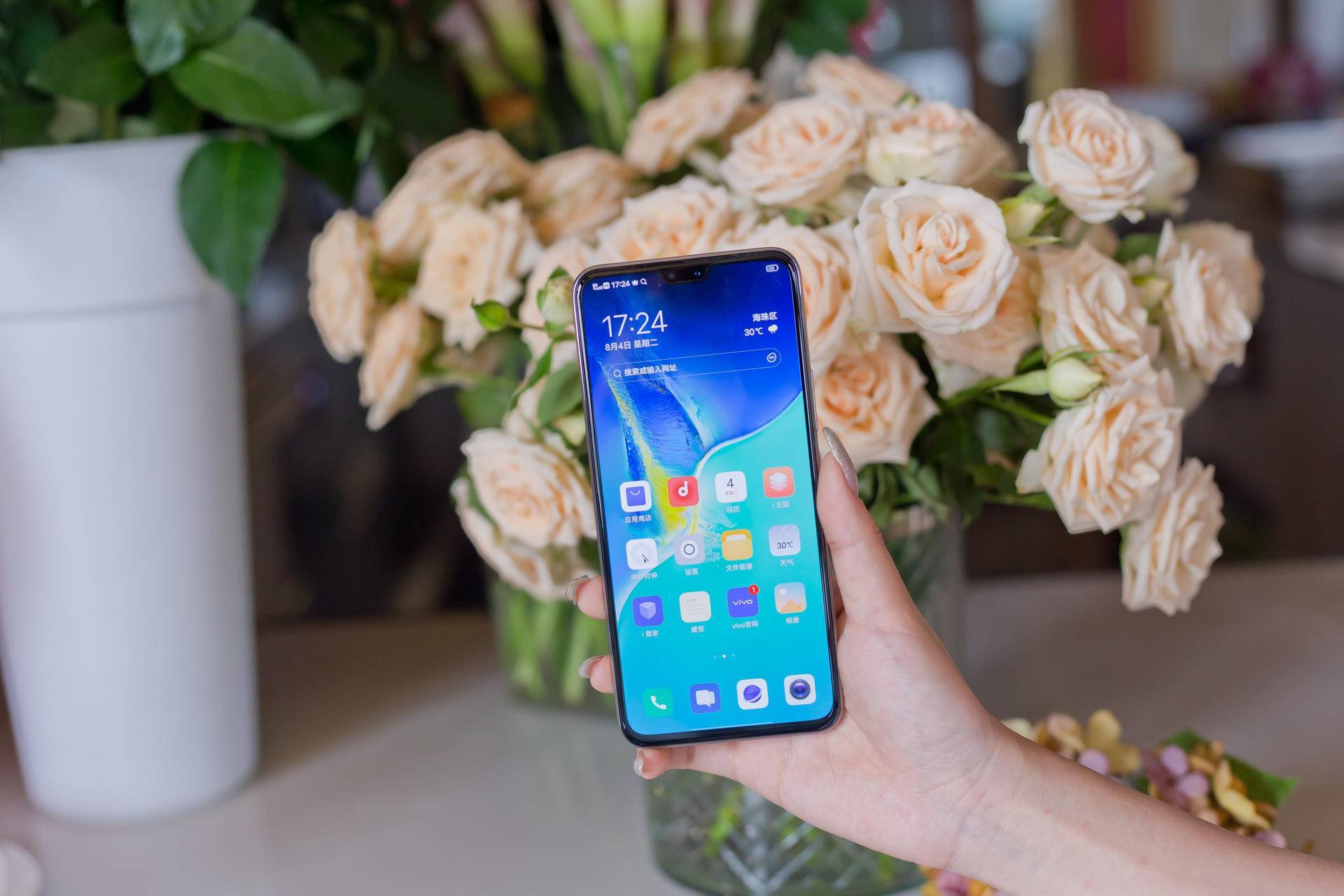 配合上本就十分窄小的手机边框,因此在屏幕视野上vivo s7很是宽广,让