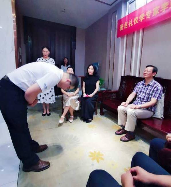 著名礼仪学家武大教授李荣建喜收高徒陈迪炎