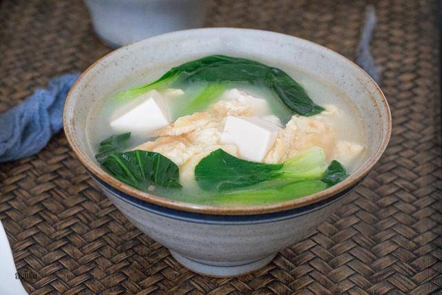 做法:起锅放油,先把鸡蛋煎至金黄铲碎,加水煮至汤变成奶白色,倒入内脂