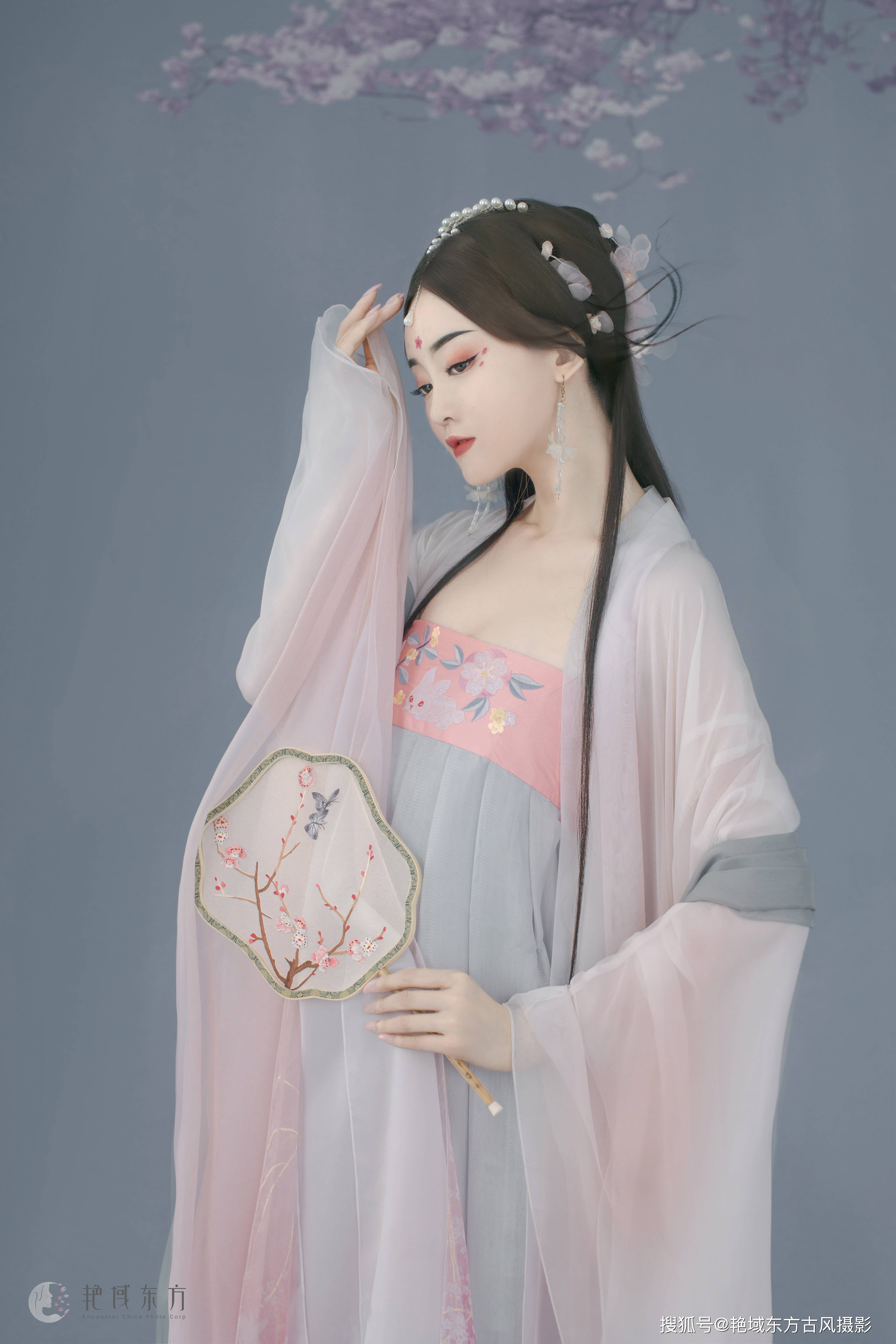 艳域东方|散花漫,超美写真,当少女与樱花相遇