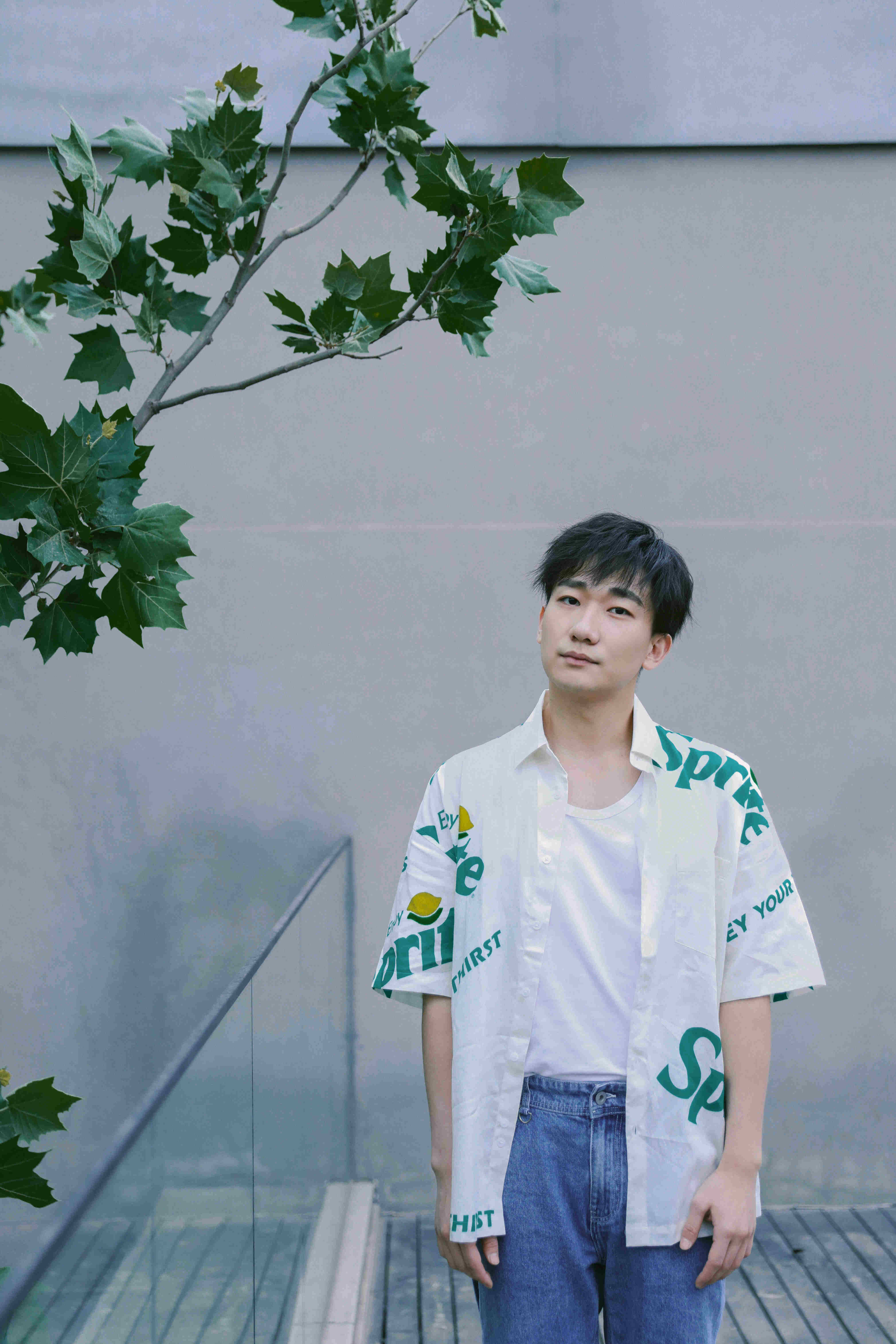 街拍中,吴昊宸或温柔怀抱爱犬,或与其嬉戏玩闹,治愈感满满,尽显吴昊辰