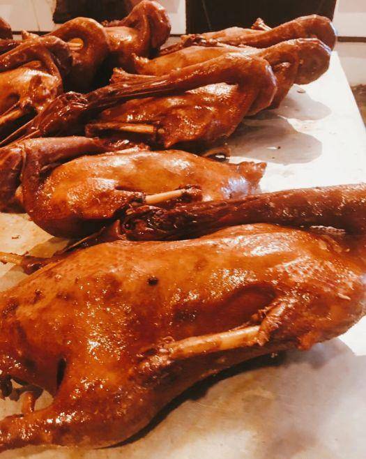 吃货为了一只卤鹅排队排到马路上探秘成都通济镇油烫鹅