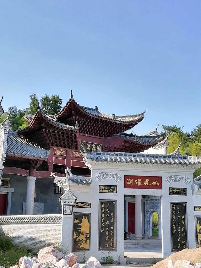 前期介绍了三僚著名的蛇形祠和狗形祠,今天带大家走进三僚虎形祠,也是