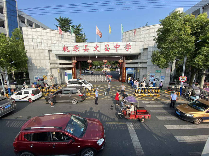 桃源交警叔叔开学啦护学岗为孩子们护帆起航