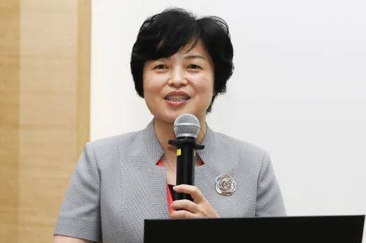 在江苏省中医院院长翟玉祥,副院长吴文忠和相关职能部门领导的陪同下