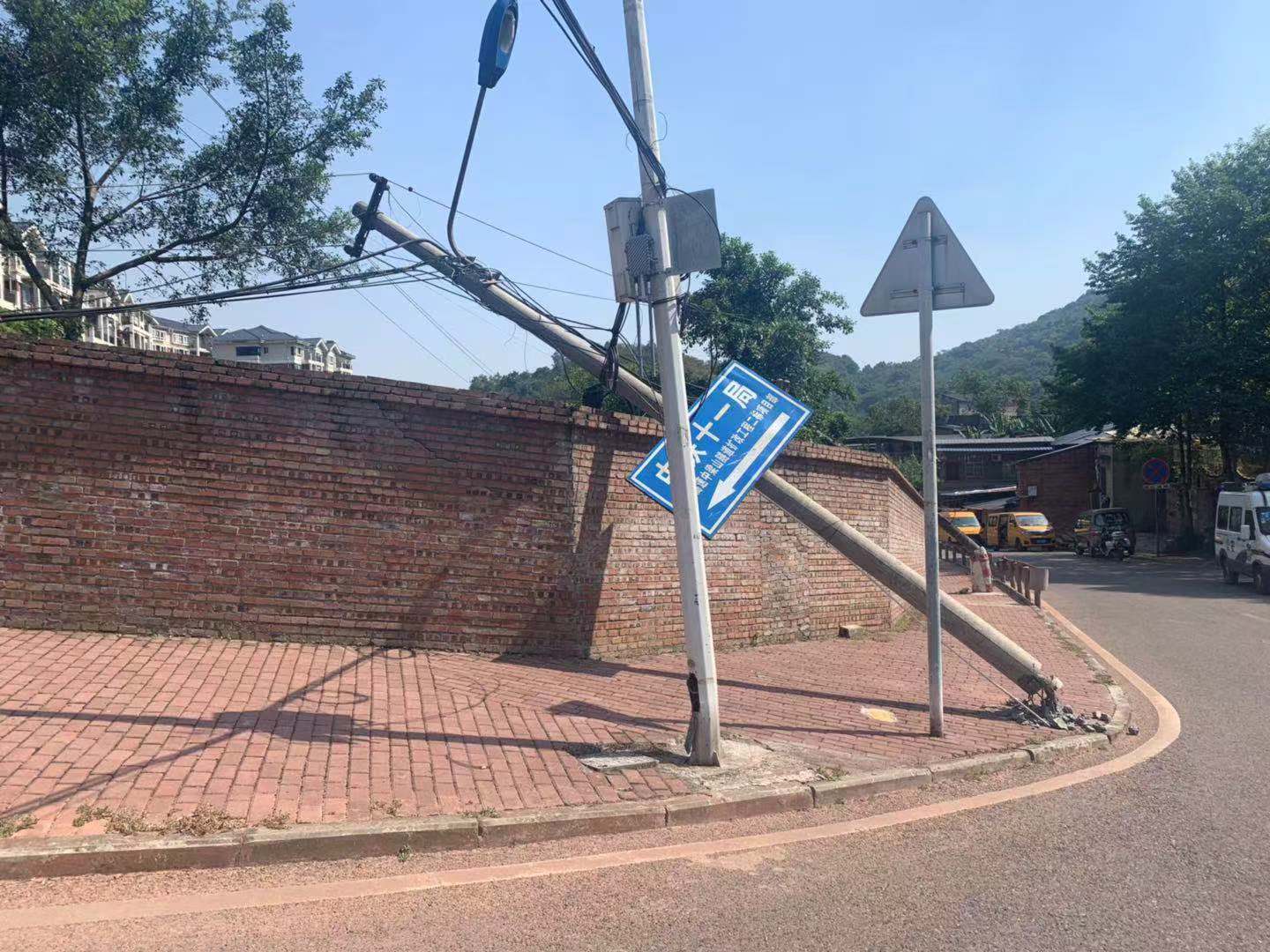 罐车司机挂倒电线杆 110民警积极作为确保安全_二大队