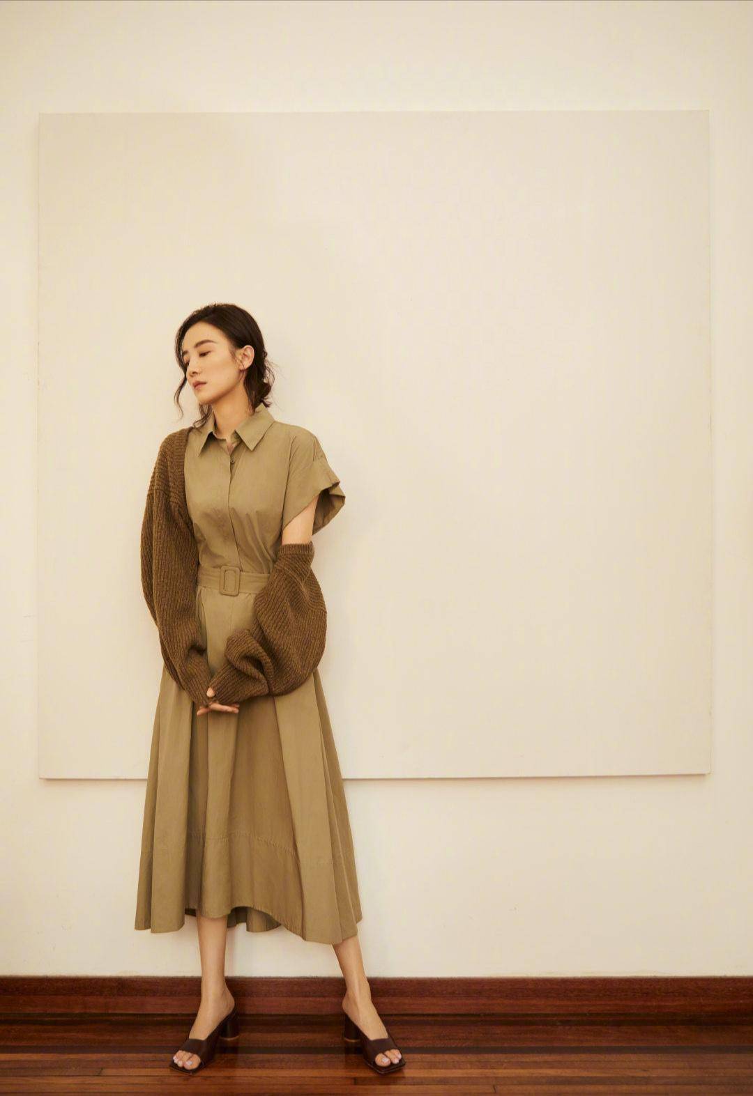 原创宋佳解锁黑色长裙新穿搭,裙摆流苏设计高贵典雅大气,女神范十足