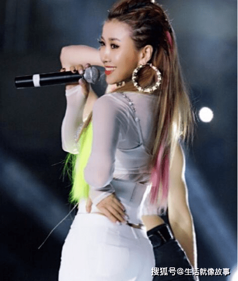 歌唱家王蓉商演捞金身着皮裙肚子浮肿42岁的状态非常真实