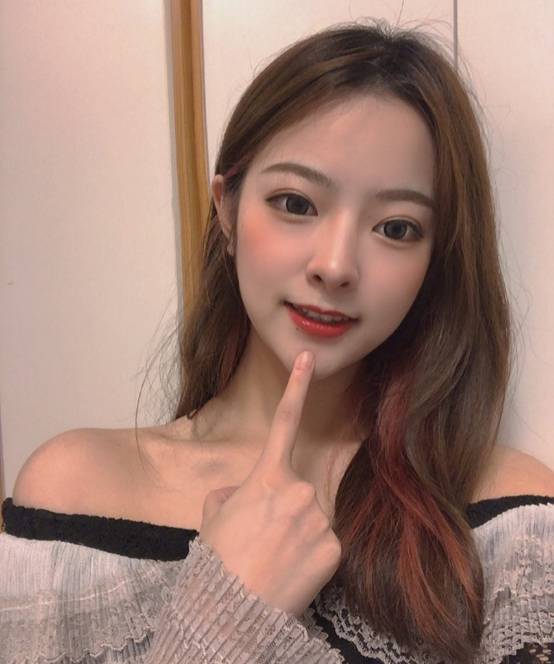 lol:一笔姐现身总决赛观赛现场,盛装打扮惊艳全场!