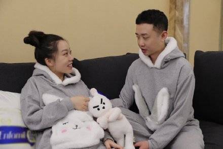 gai晒儿子正面照在外人看来酷帅的说唱歌手在孩子面前奶萌