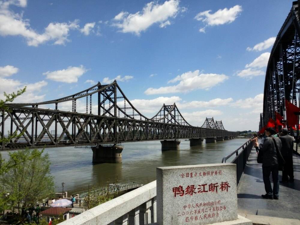 在夏季丹东著名的鸭绿江公园,有售楼哥的存在就别有一番风味,说出来