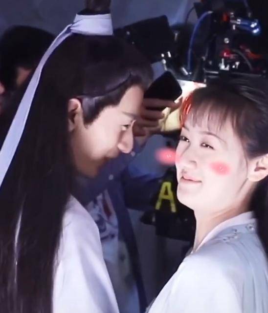 玻璃:成毅靠近袁冰妍,把耳朵贴在她耳边说的话,小脸通红_连续剧