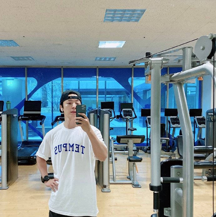 superjunior李东海秀健壮身材侧颜英俊太吸睛