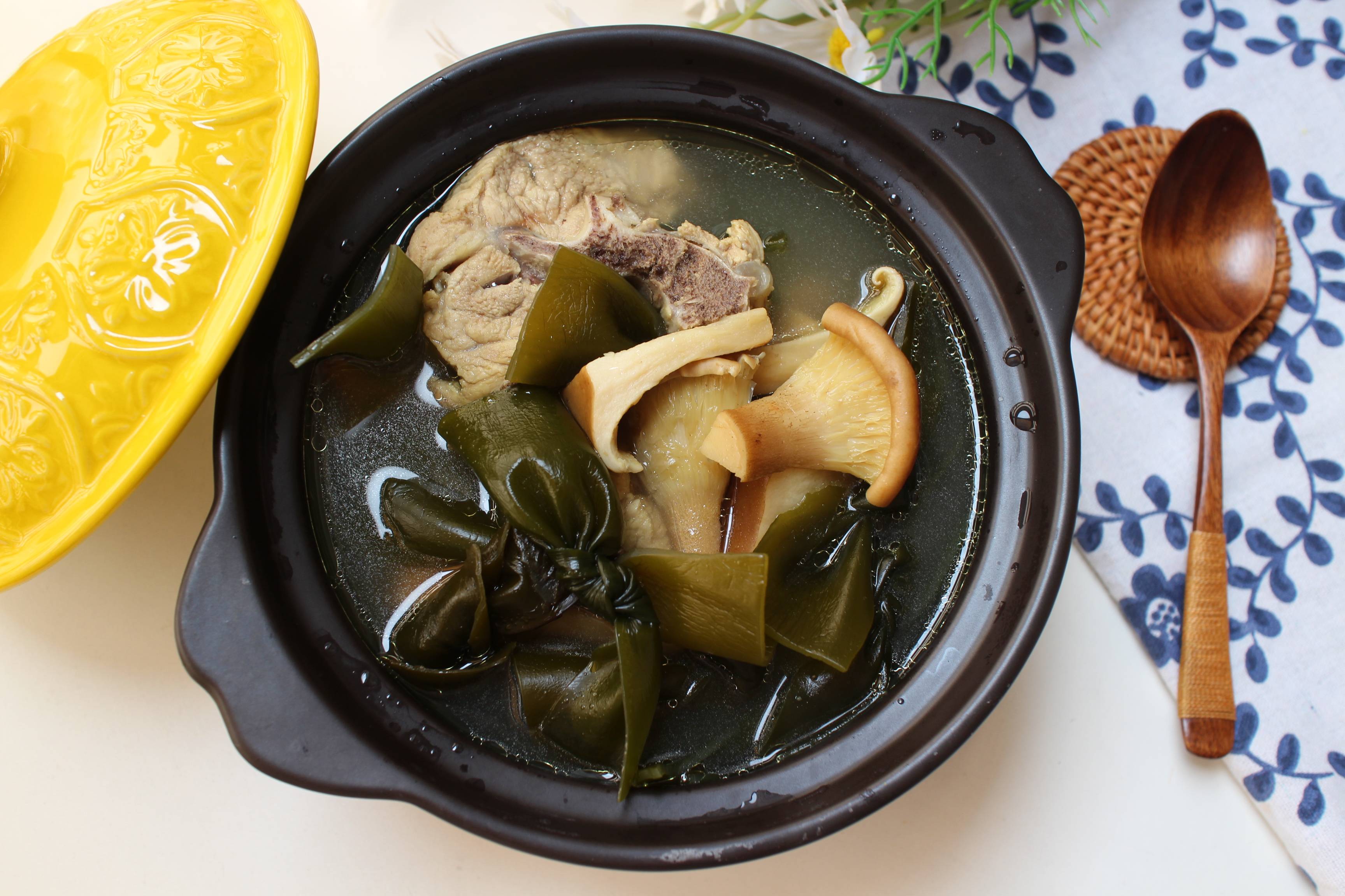 秋季干燥多给家人煲汤喝这3种食材煮一锅汤鲜味美补充钙质