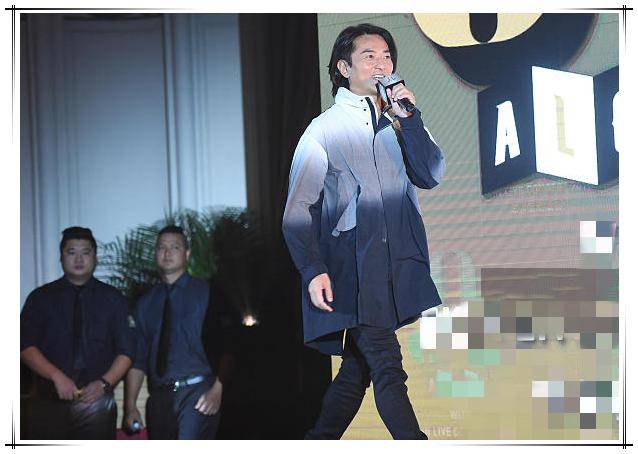 51岁郑伊健罕见现身,风衣配短靴痞帅依旧,标志长发秒变陈浩南