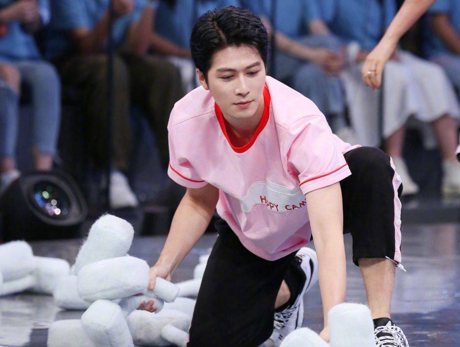 近日,30岁陈学冬更新社交媒体,晒出自己参加综艺节目的最新写真,并配