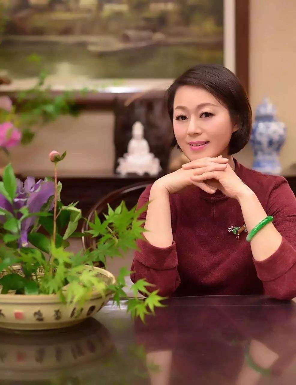 富有内涵修养的女人 唱响社会新时代