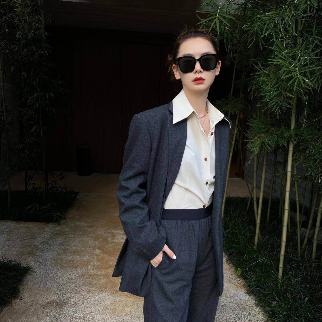 戚薇穿衣好任性!玫粉色包臀裙优雅又性感,落日流星妆太养眼了