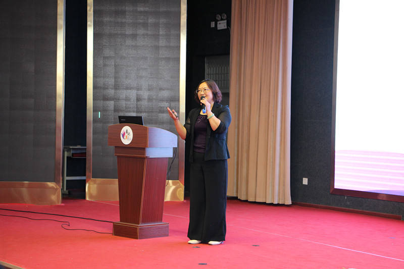 贾慧娟校长分享家教经验一四班李萌老师为学生示范坐姿家庭教育是学校