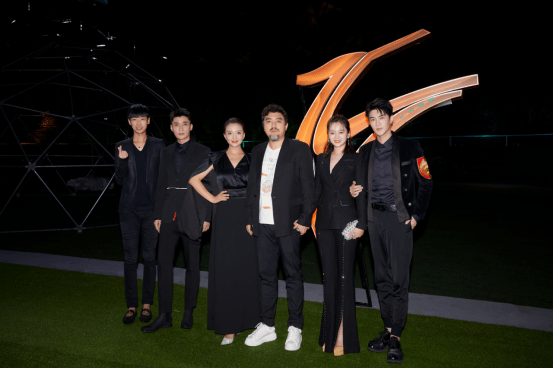 王尊受邀中国长春电影节 丝绒西装穿出超模范|王尊受邀中国长春电影节 丝绒西装穿出超模范