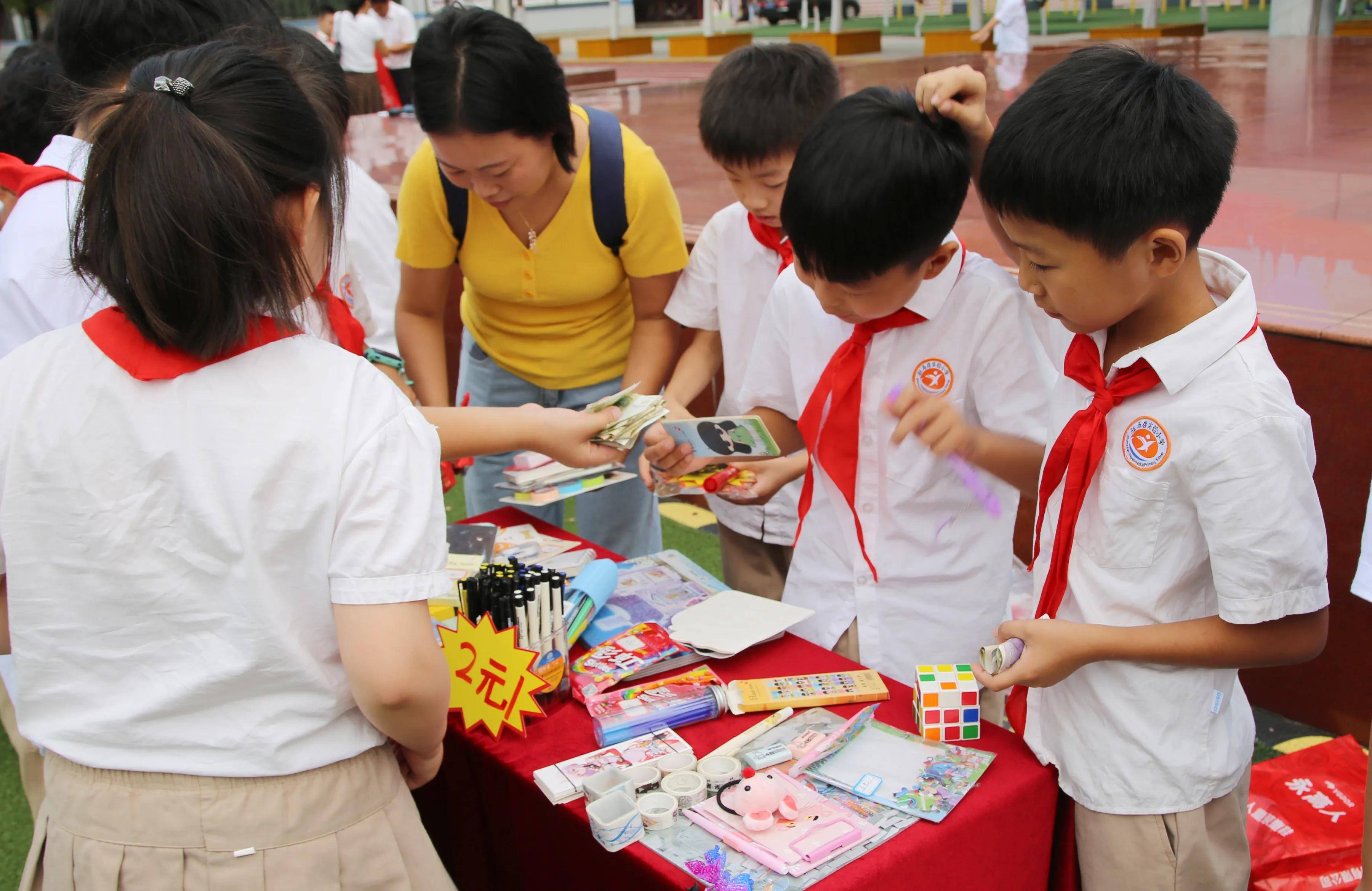关爱留守儿童幸福一路同行驻马店实验小学举行大型爱心义卖活动