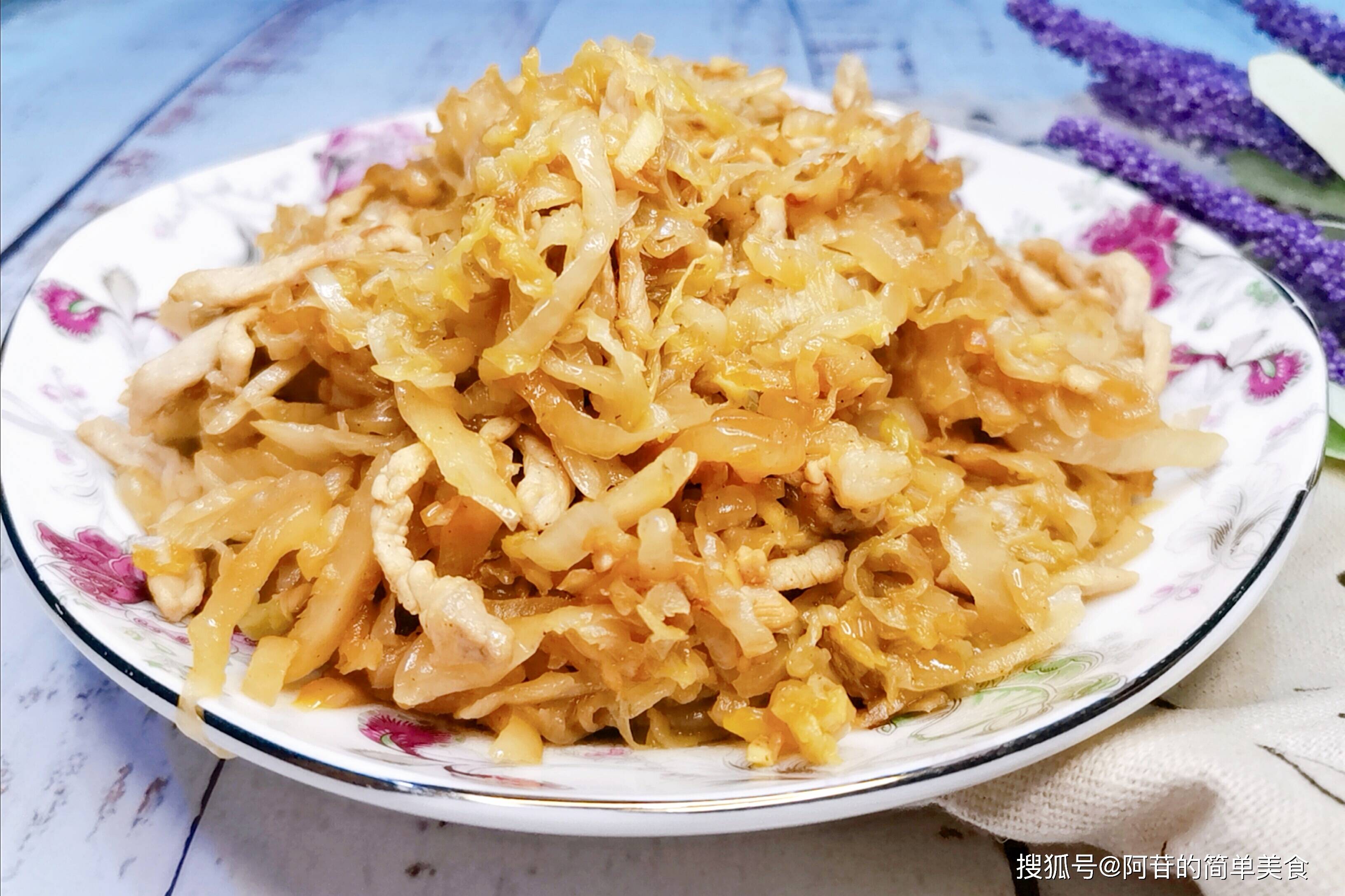 这种东北渍酸菜,用来炒肉丝,味道实在太赞了,喝粥下饭特别棒