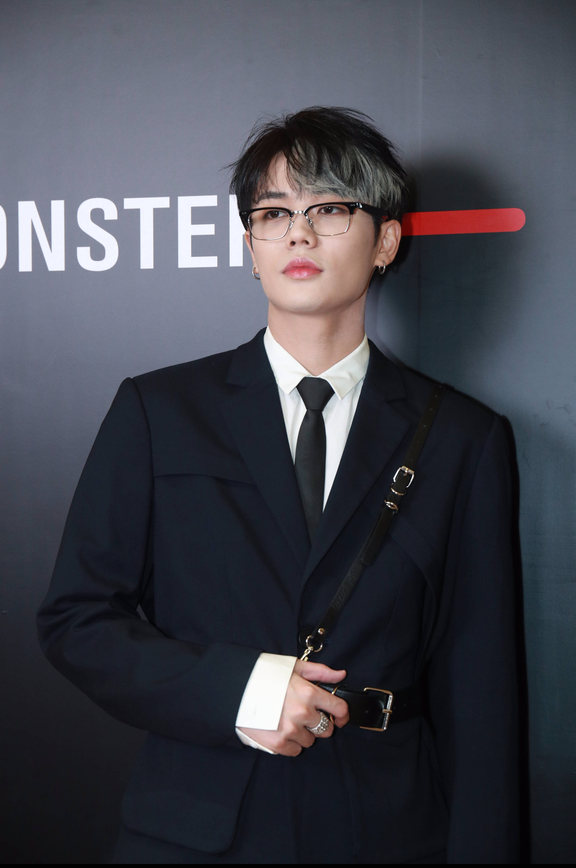 林彦俊黑西装"眼镜杀"帅气迷人 透露新ep正在加工制作