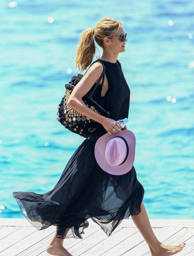 43岁超模万圣节百变女郎带四个孩子还有鲜肉男友_海蒂·克鲁姆