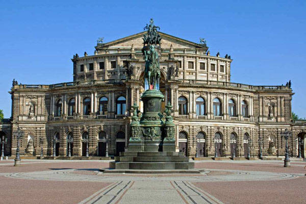 师和画家来到德累斯顿发展,同期,建造各种城市建筑,歌剧院,教堂,广场