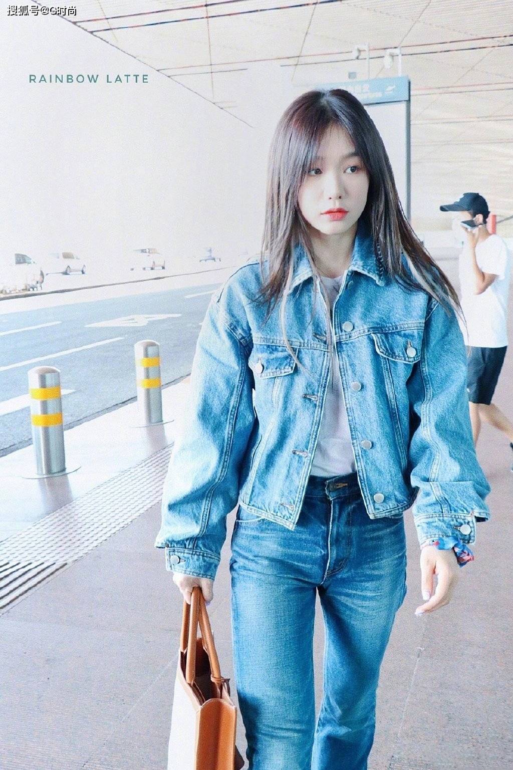 徐梦洁身穿设计感牛仔夹克搭配微喇修身牛仔裤