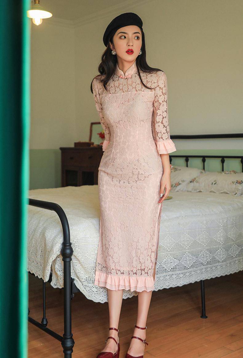 不像"妈妈级"旗袍那么的古典,当下改良的旗袍装融入了更加时髦的元素