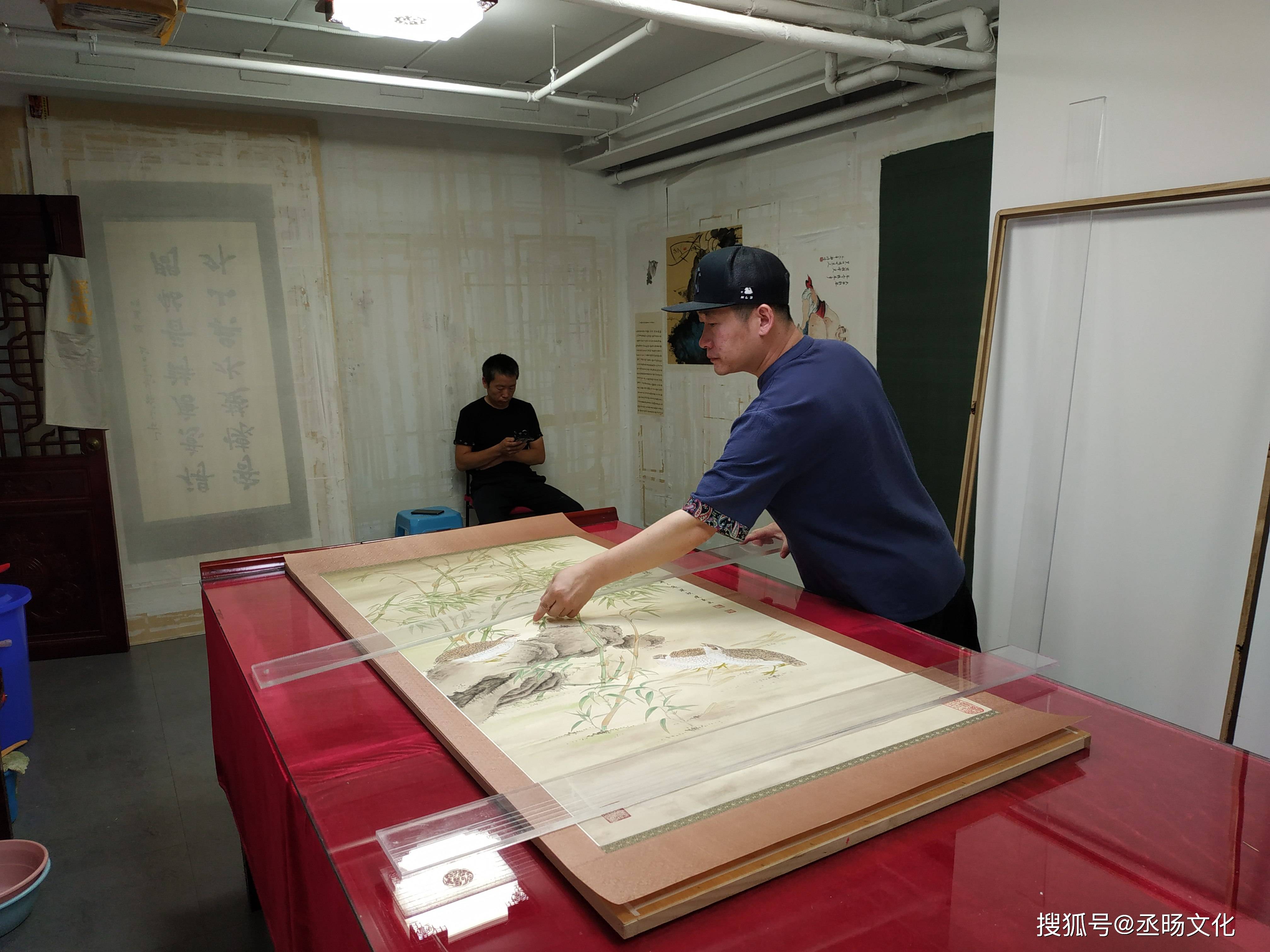 唐代张彦远的《历代名画记》就有关装裱适宜的相关记载,历经北宋"宣和