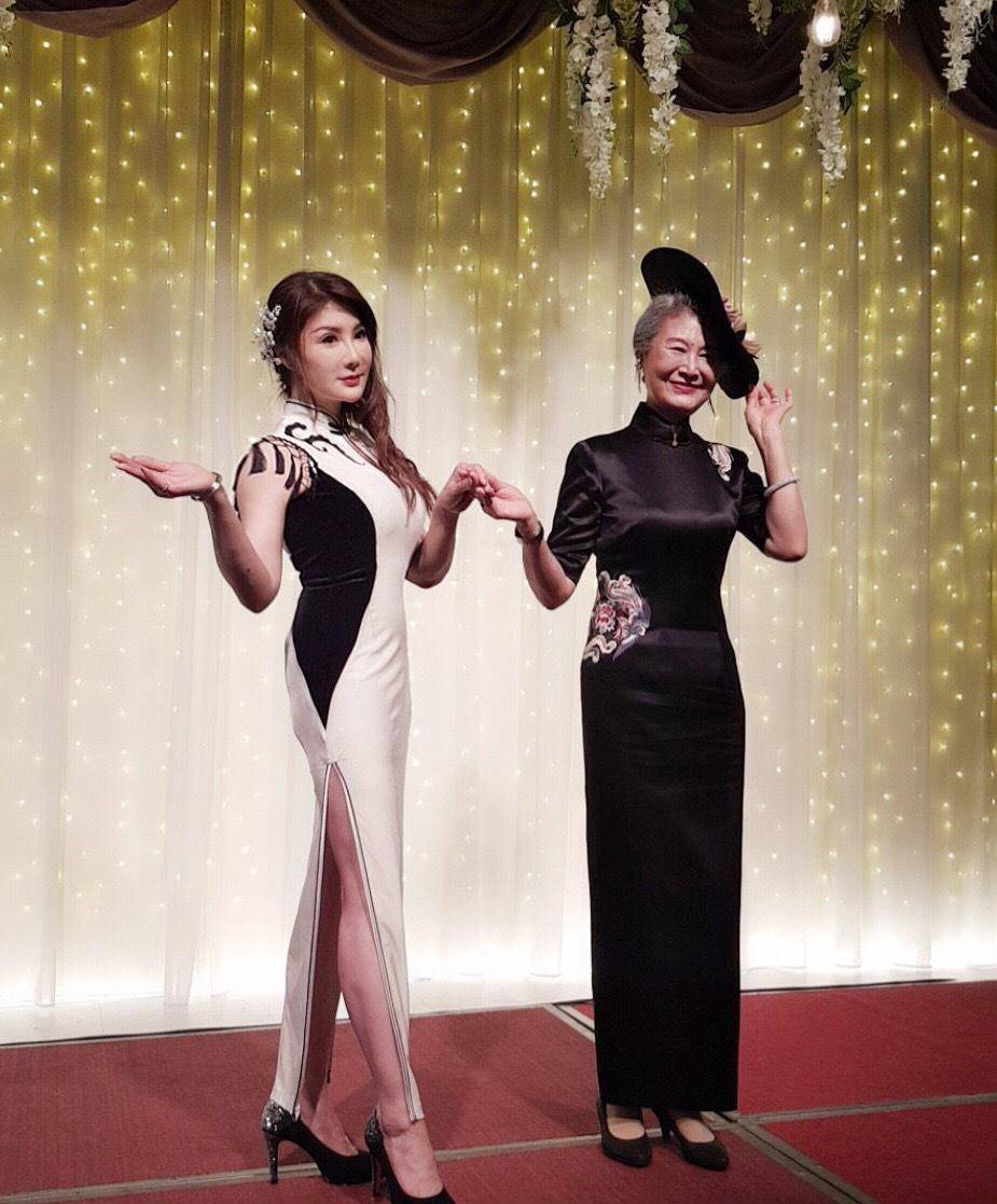 原创50岁杨丽菁风韵依旧穿旗袍性感又风情霸王花还那么少女