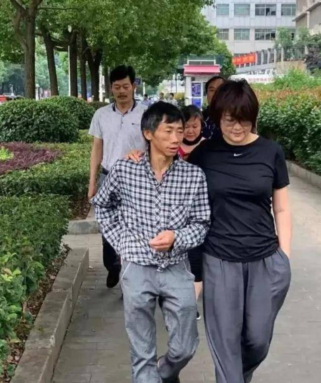 47岁袁立罕见现身身材臃肿脸部填充明显曾搂农民工肩膀引争议