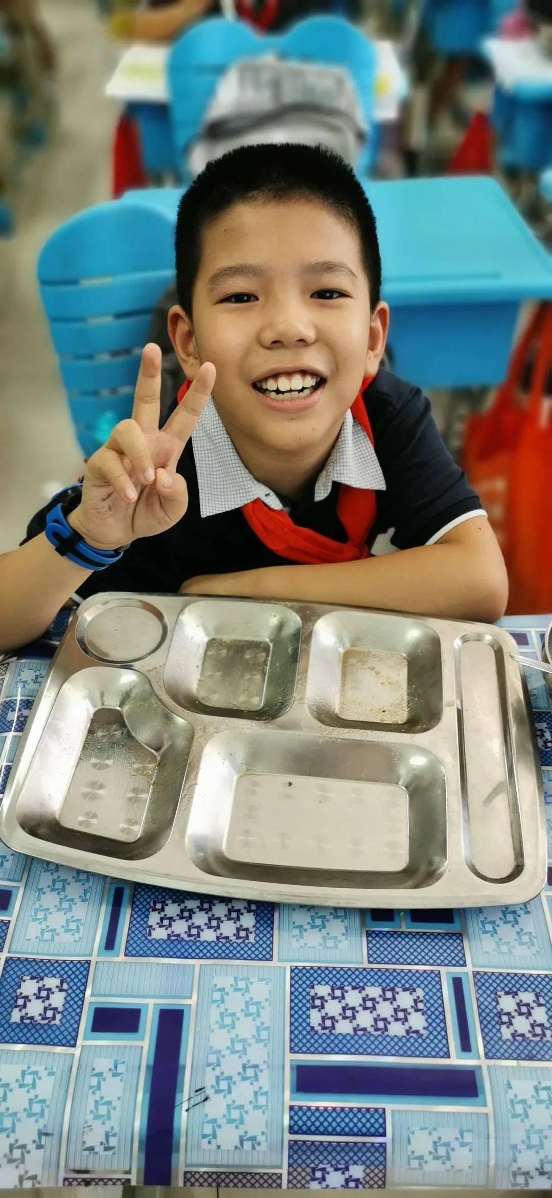 孩子节约粮食的照片图片