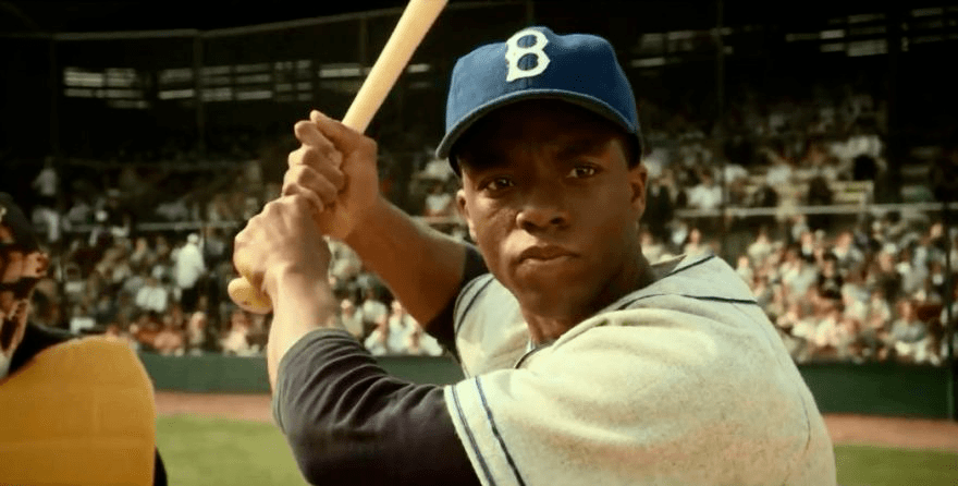 《42号传奇》是关于黑人棒球传奇球员杰基·罗宾逊的传记,导演布莱恩