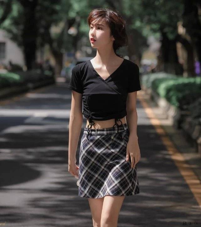 段迎迎简简单单穿上自己的衣服也是很好看,她的身材好,衣品也不差