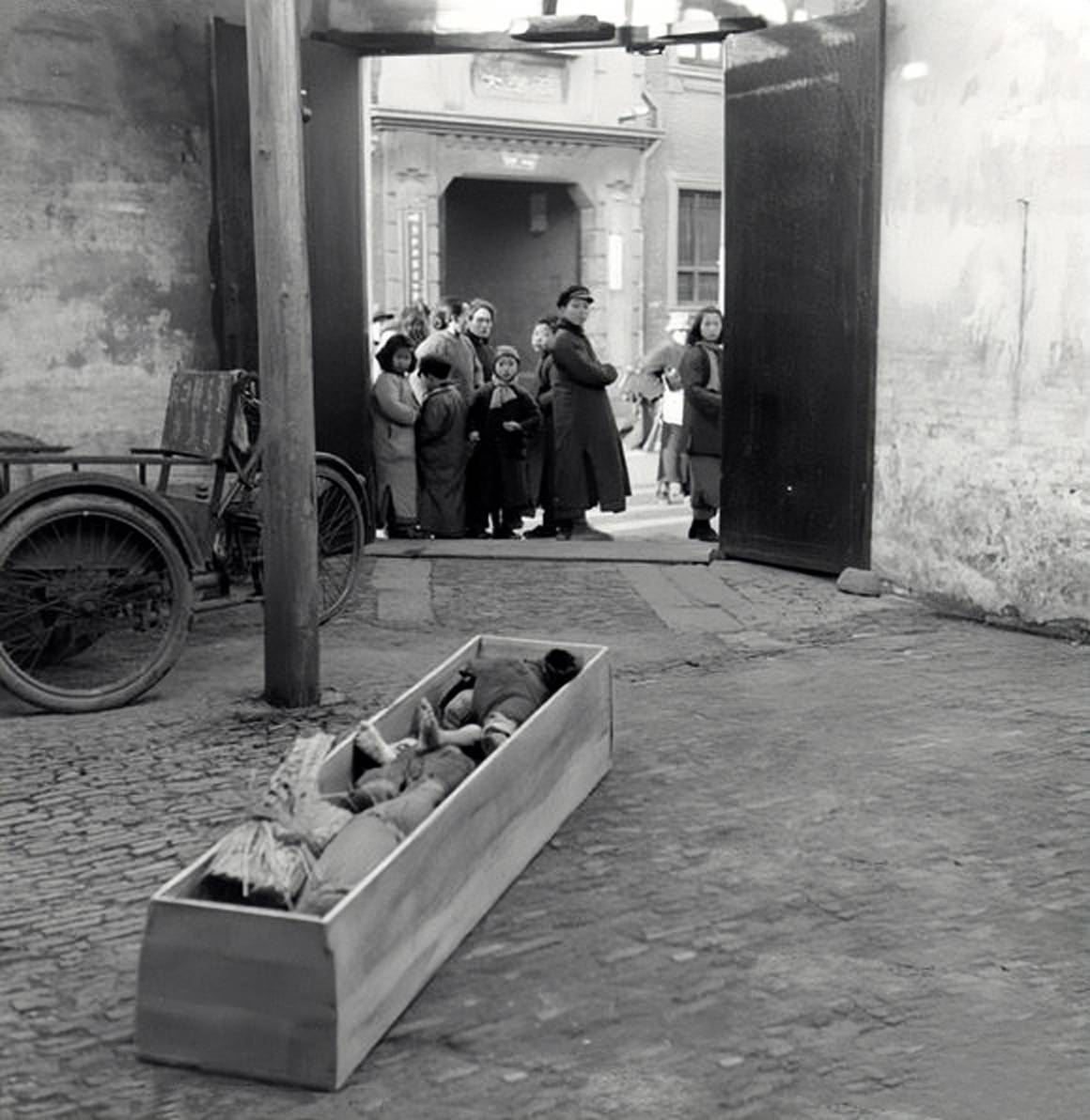 解放前上海滩职业收尸人,收集被遗弃在路边的儿童遗