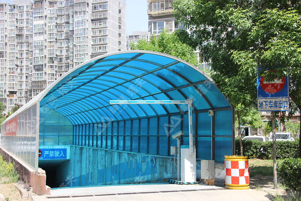 抗冲击,遮阳,防漏水,小区里的pc阳光板还能这样用!