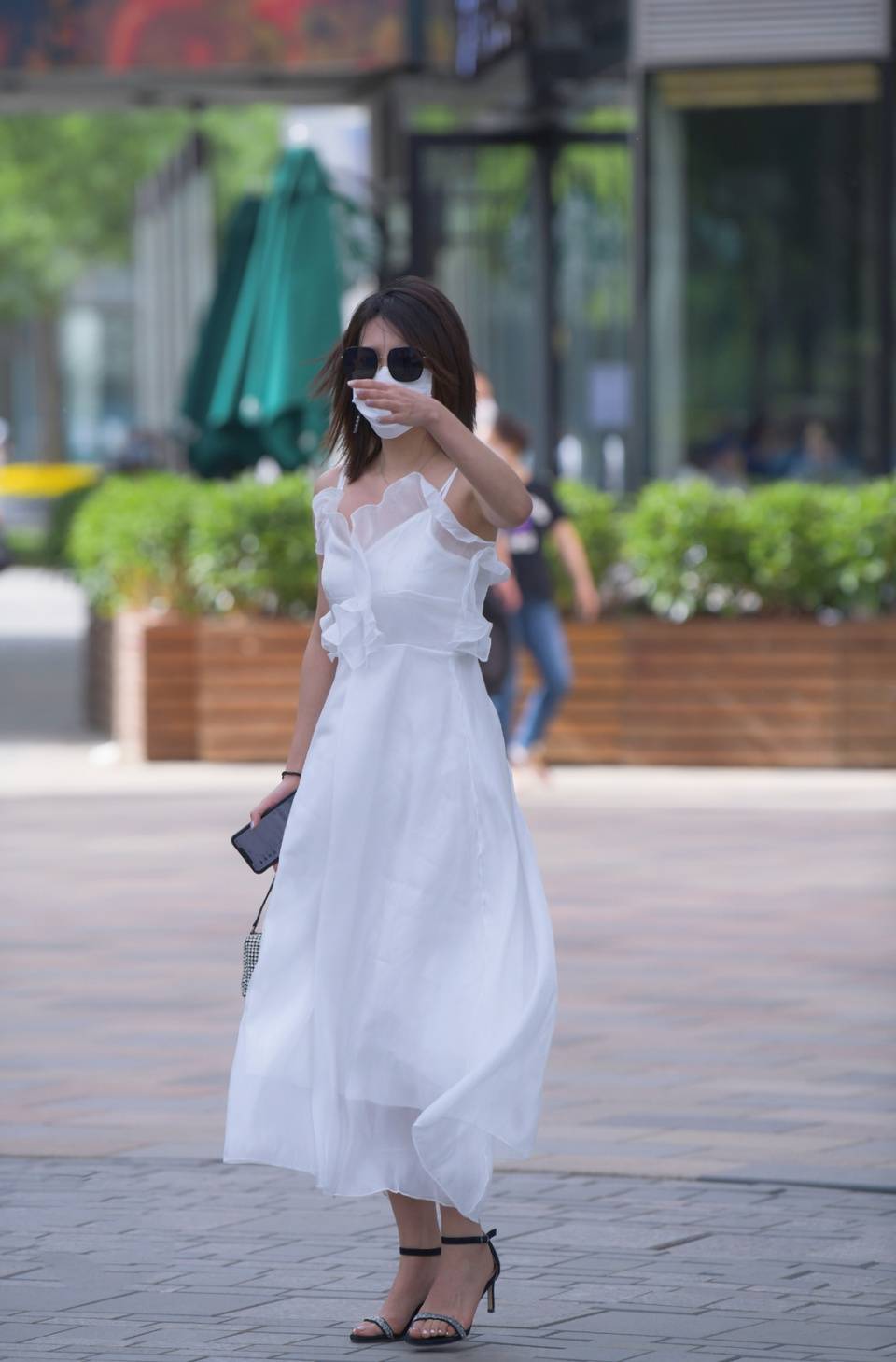 美女街拍小姐姐一袭白色连衣裙清新时尚有魅力在初秋的街头纯洁度满分